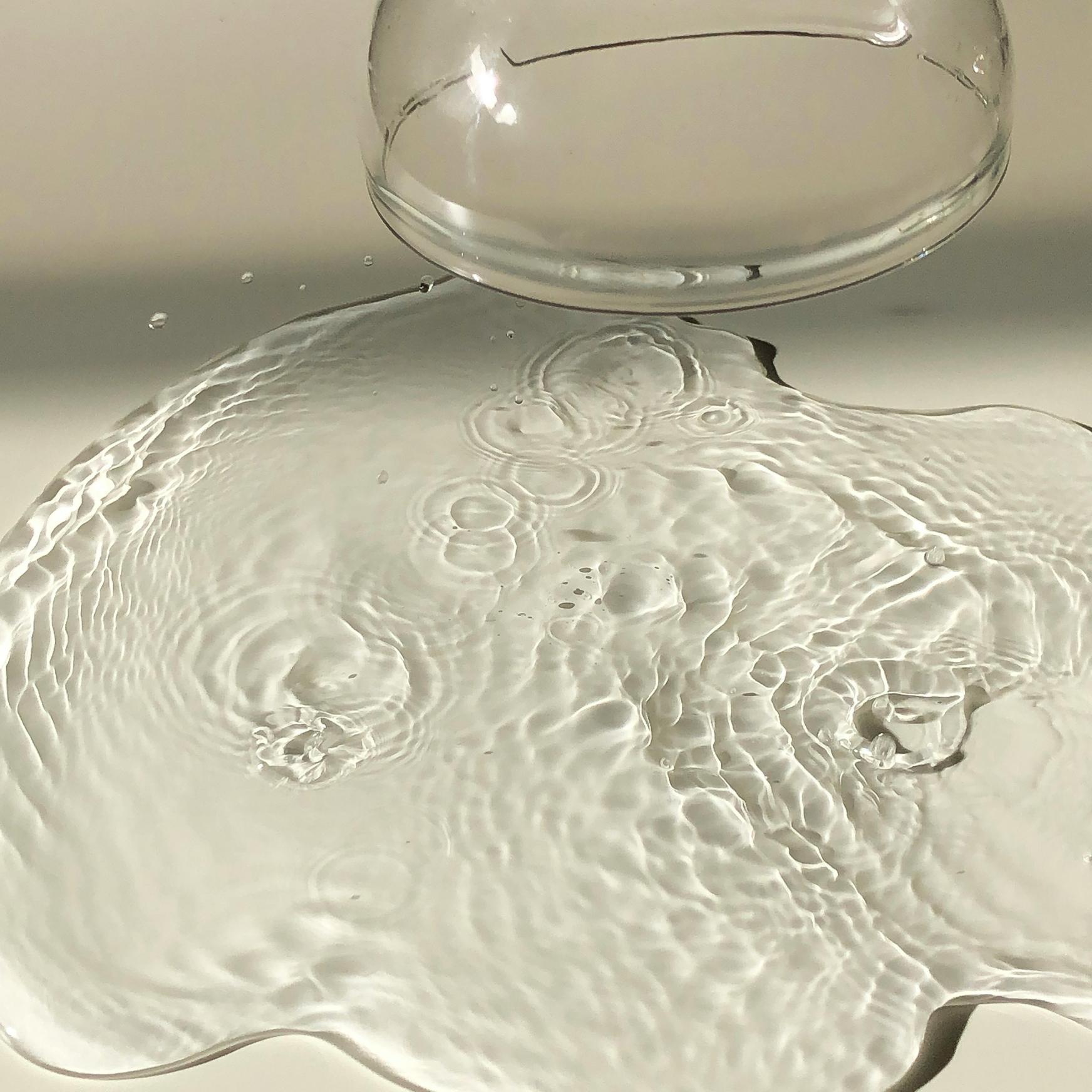 ¿Derramaste agua en tu computadora portátil? Aquí tienes lo que debes hacer para minimizar el daño.