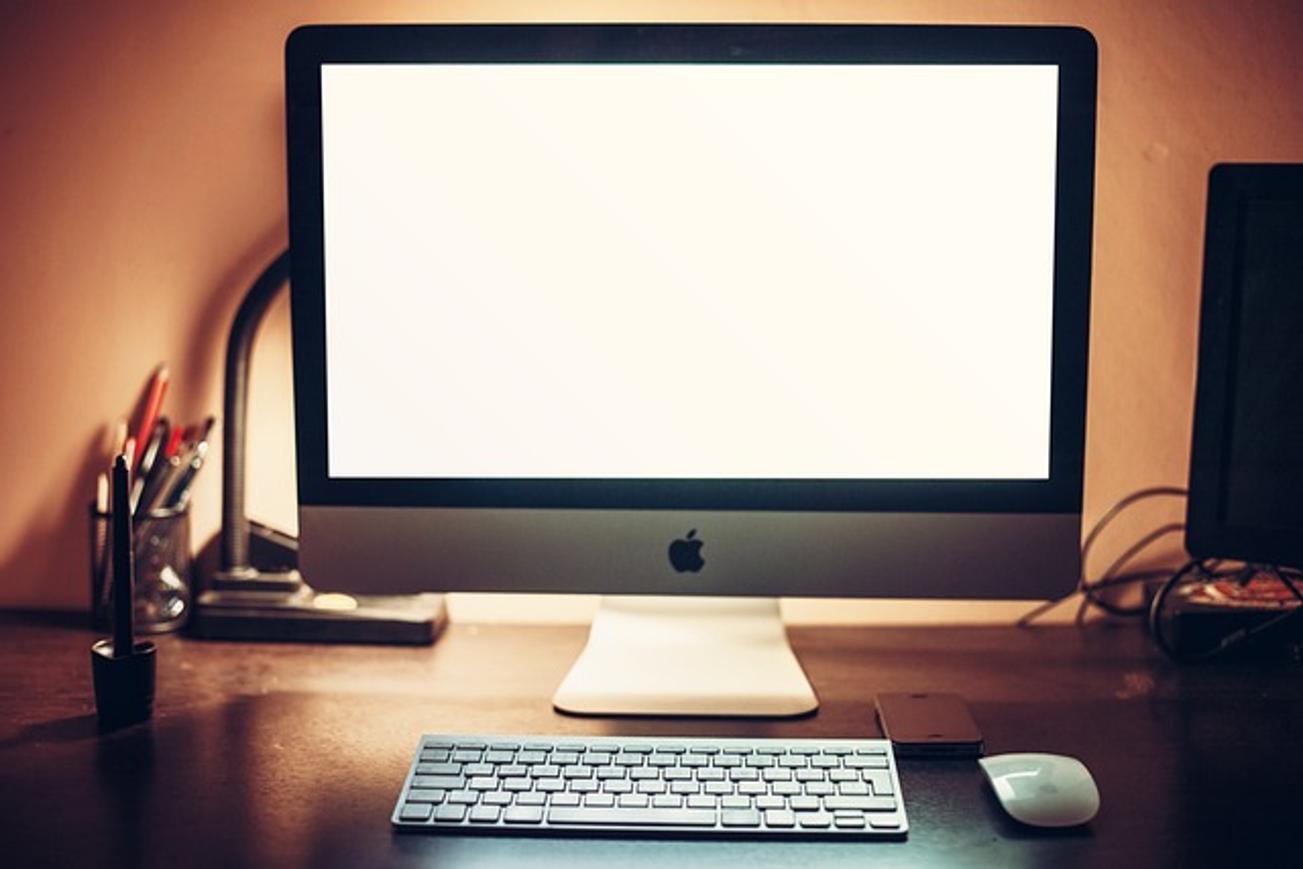 دليل شامل لحل مشكلة عدم اتصال جهاز Apple Mac بالشاشة